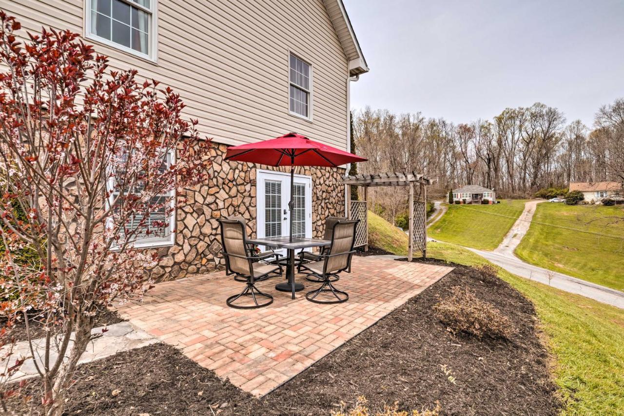 Escape With Patio, 2 Mi To Downtown! Ferienhaus
